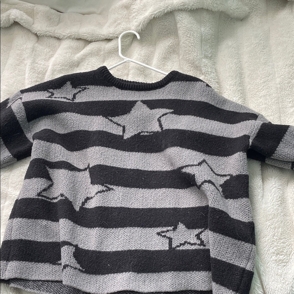 Black and grey daisy star sweater